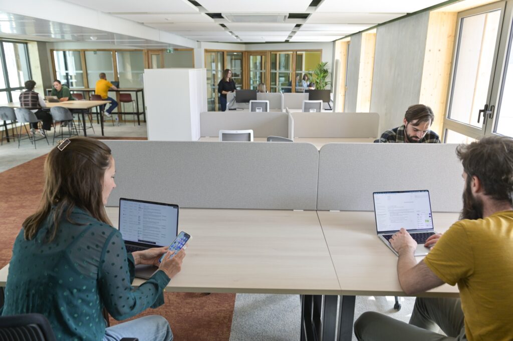 L’espace de coworking : postes individuels séparés par des cloisons acoustiques