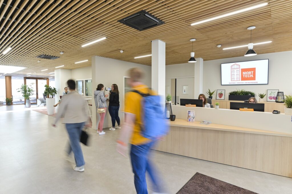 Le comptoir d’accueil de Niort Tech, sous l’écran à l’enseigne du lieu