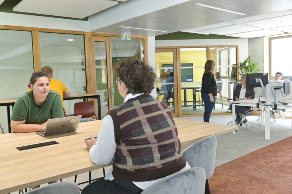 L’espace de coworking : postes partagés, cloisons vitrées et bureaux individuels