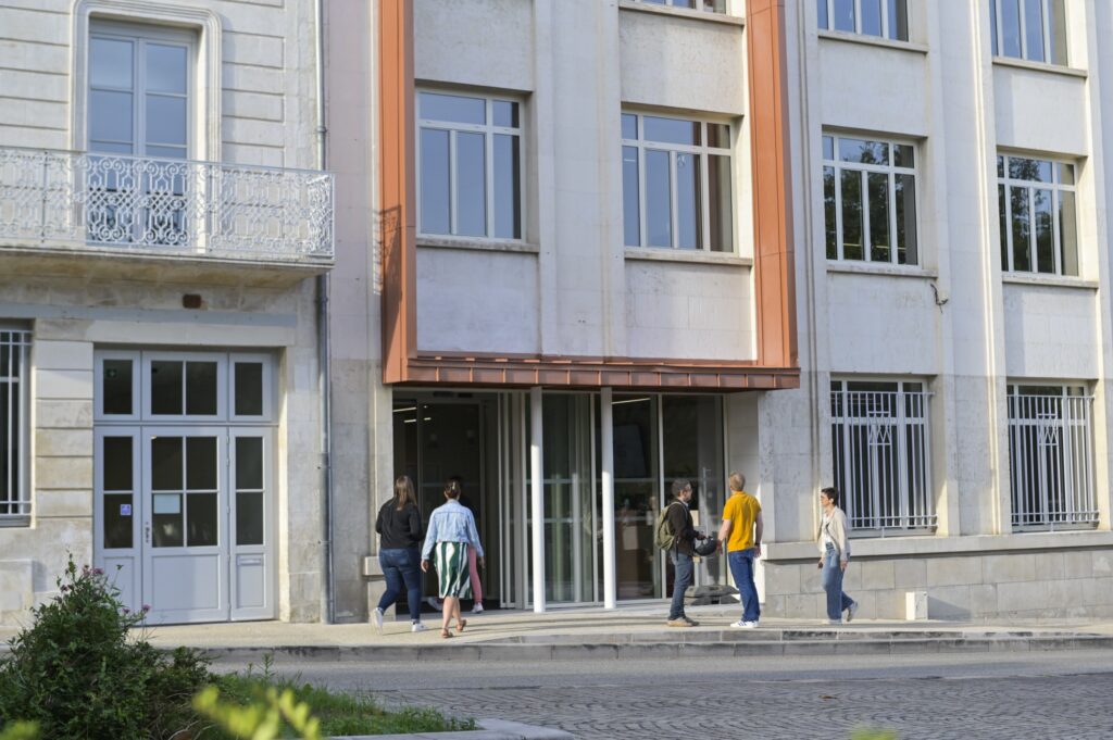 L’entrée de Niort Tech, avenue Jacques‑Bujault, sous son auvent de cuivre