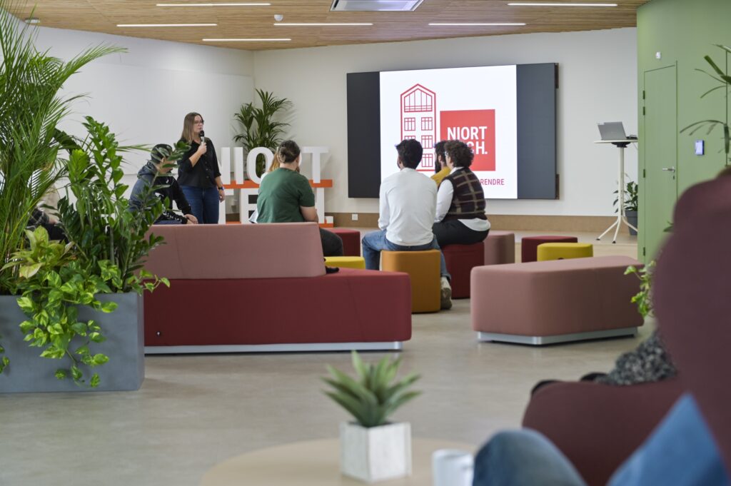 Une rencontre dans le hall, le public assis face à l’écran