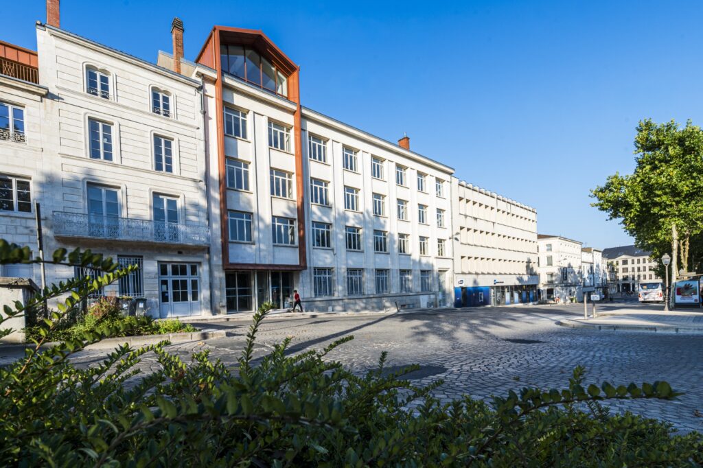 Le bâtiment de Niort Tech vu depuis l’angle de la place de la Brèche