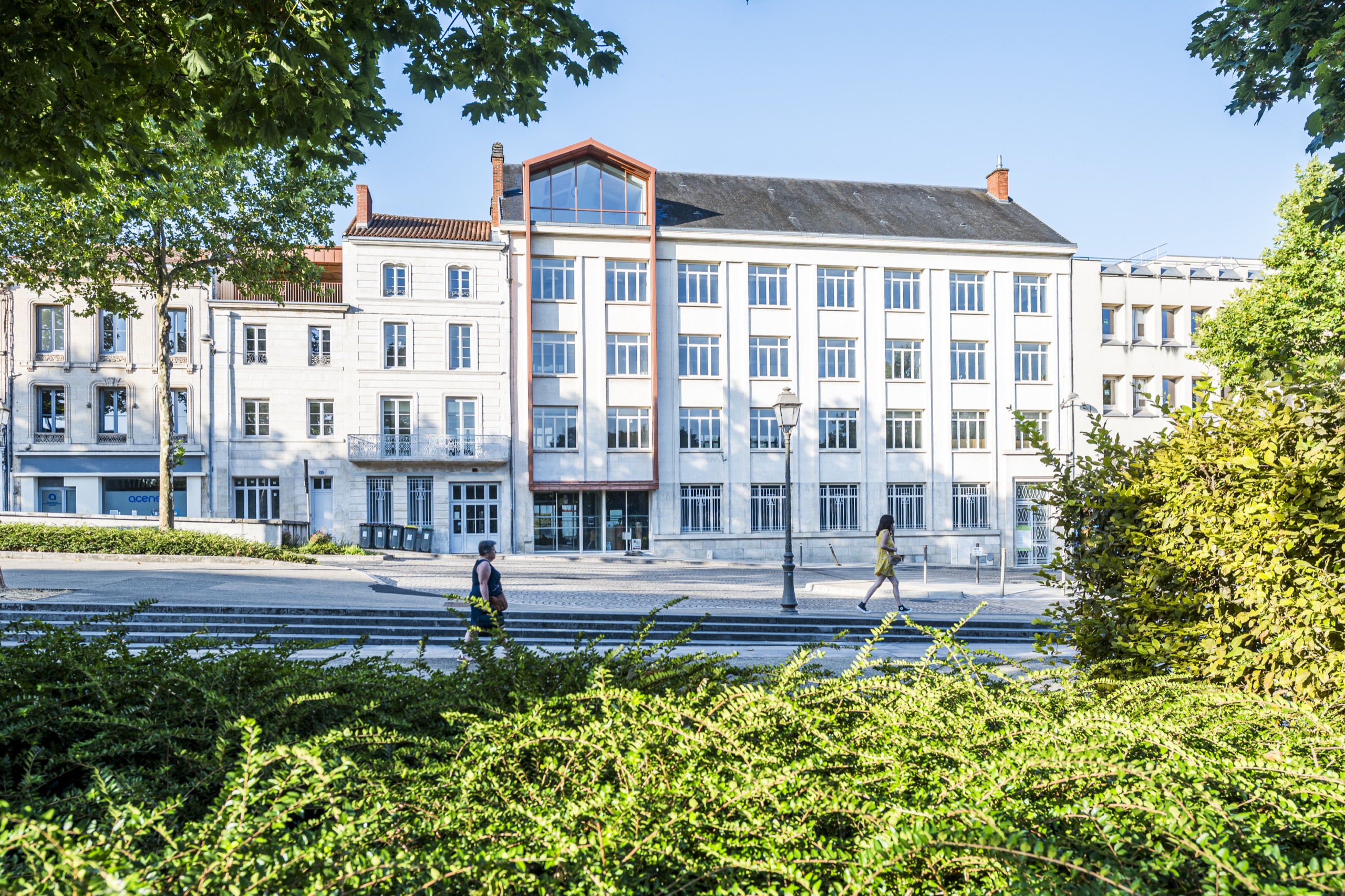 La façade de Niort Tech, place de la Brèche, vue depuis les jardins